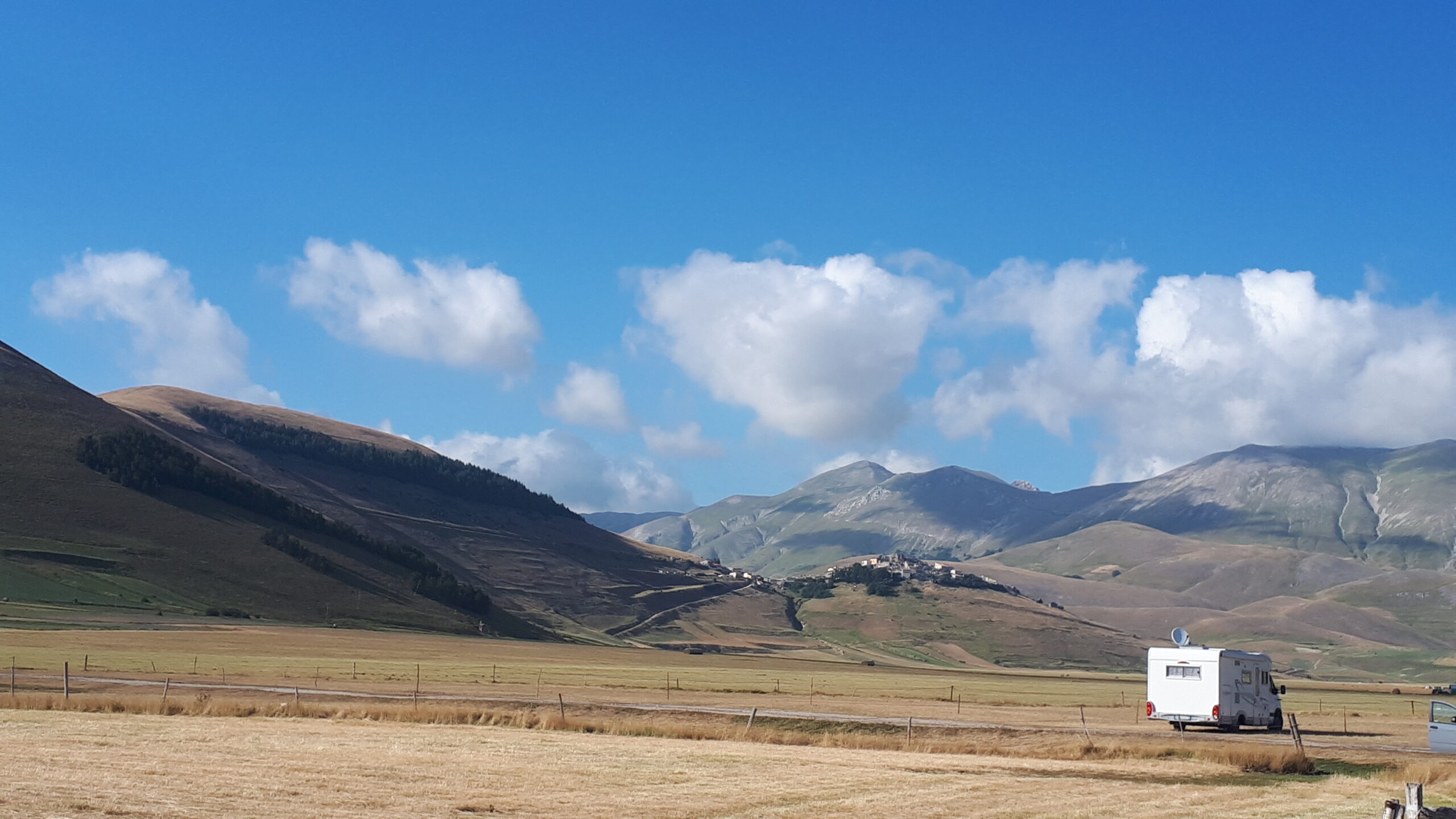Castelluccio di Norcia in camper: tra fioriture, silenzi e camminate nel cuore dell’Umbria