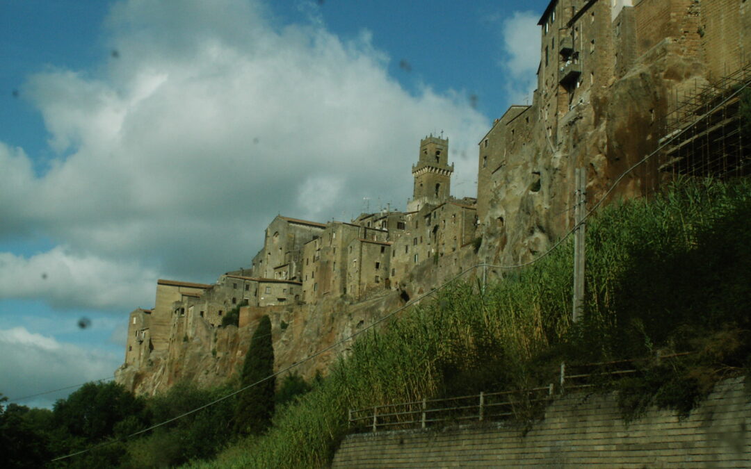 Pitigliano in camper: tra storia, bellezza e spiritualità